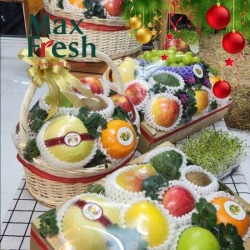 Arrange fruit baskets