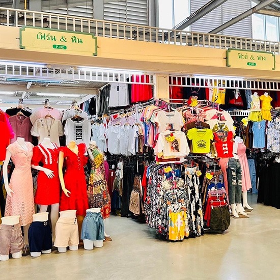 ตลาดบันซ้าน โซนเสื้อผ้า ตลาดบันซ้านโซนเสื้อผ้า 