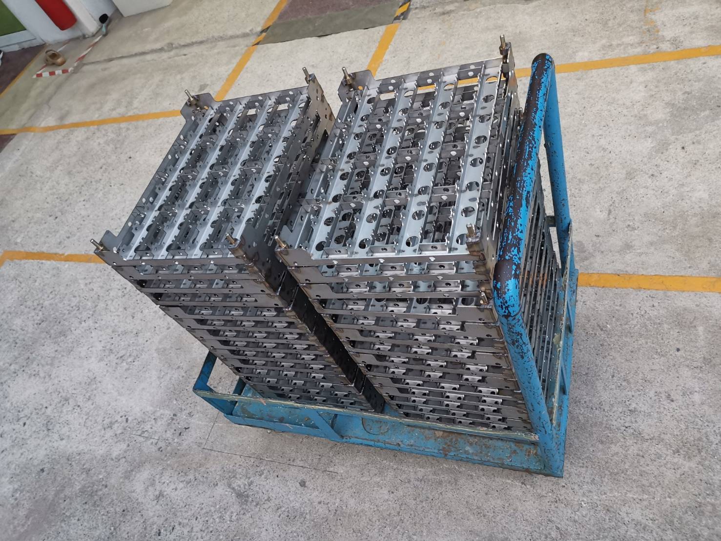 ผู้ผลิตและออกแบบ jig, basket, wire mesh, tray for heat treat